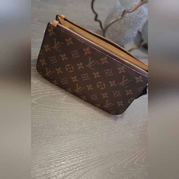 Louis Vuitton - Picture 1 of 2